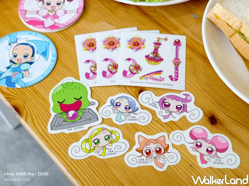 ▲FANFANS CAFÉ小魔女DoReMi聯名推出預約用餐限定隨機貼紙特典。（攝影：張人尹）