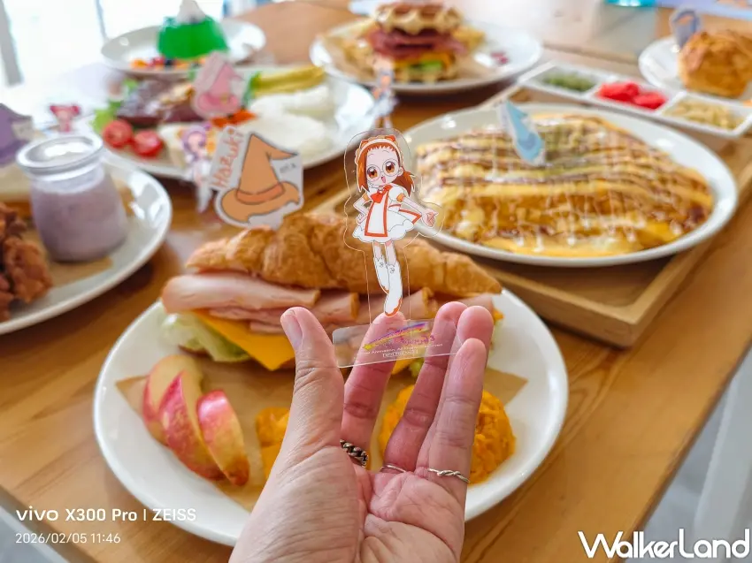 ▲FANFANS CAFÉ小魔女DoReMi角色主餐附贈對應透卡立牌。（攝影：張人尹）