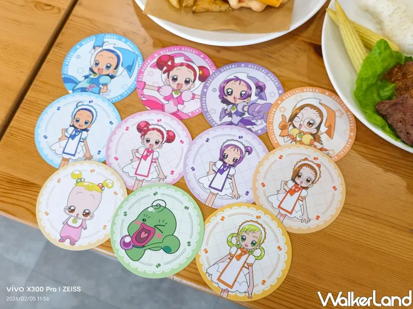 ▲點購FANFANS CAFÉ聯名飲品可獲得小魔女DoReMi隨機杯墊。（攝影：張人尹）