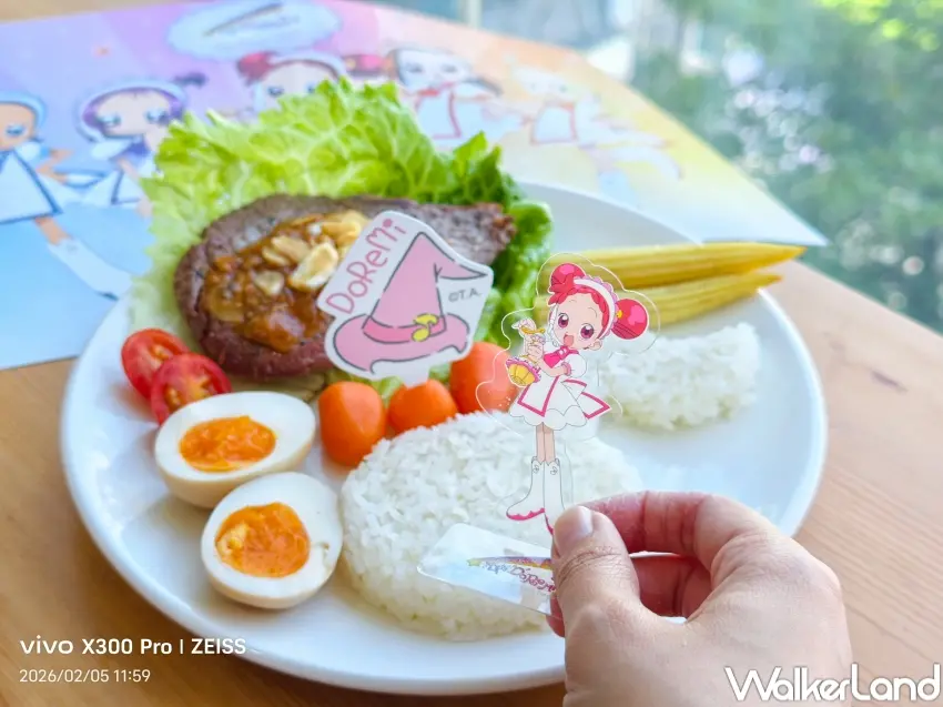 ▲FANFANS CAFÉ小魔女DoReMi角色主餐附贈對應透卡立牌。（攝影：張人尹）