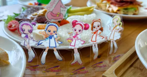 魔幻舞台！小魔女DoReMi餐廳快閃台北西門，小魔女立牌 小魔女貼紙預約免費送。