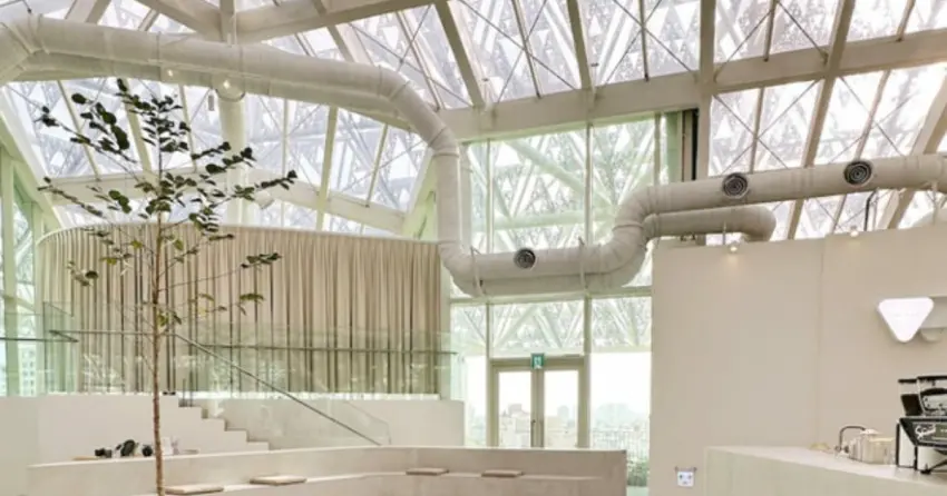 ▲隱身在台南美術館頂樓的「南美春室 The POOL」，純白色的通透空間搭配灑落的自然光，是午後避暑、打卡拍照的最佳去處。