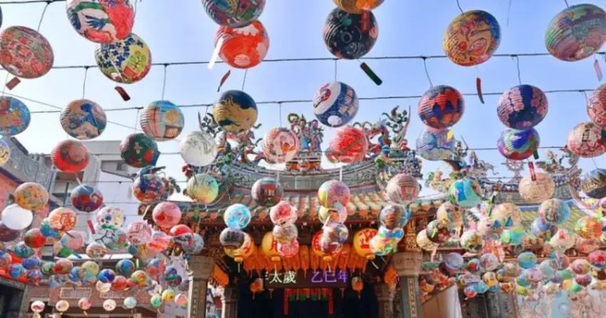 ▲台南普濟殿被上千顆燈籠點亮，繽紛色彩營造出獨特的年節氛圍。