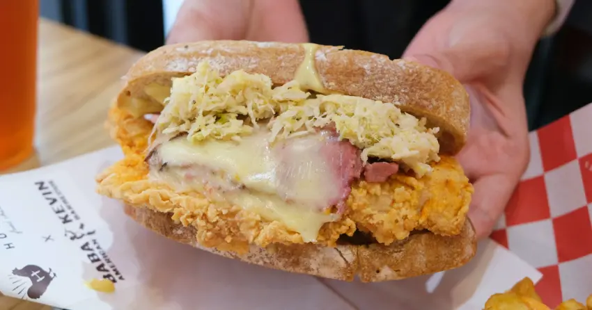 超大份量炸雞 煙燻牛三明治！Hotties聯名限量開賣，爆量雙份肉超過癮。