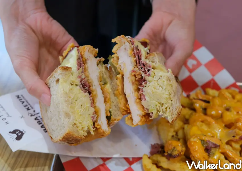 ▲Hotties限定聯名三明治，夾入炸雞、煙燻牛雙份肉份量十足。（攝影：鄭雅之）