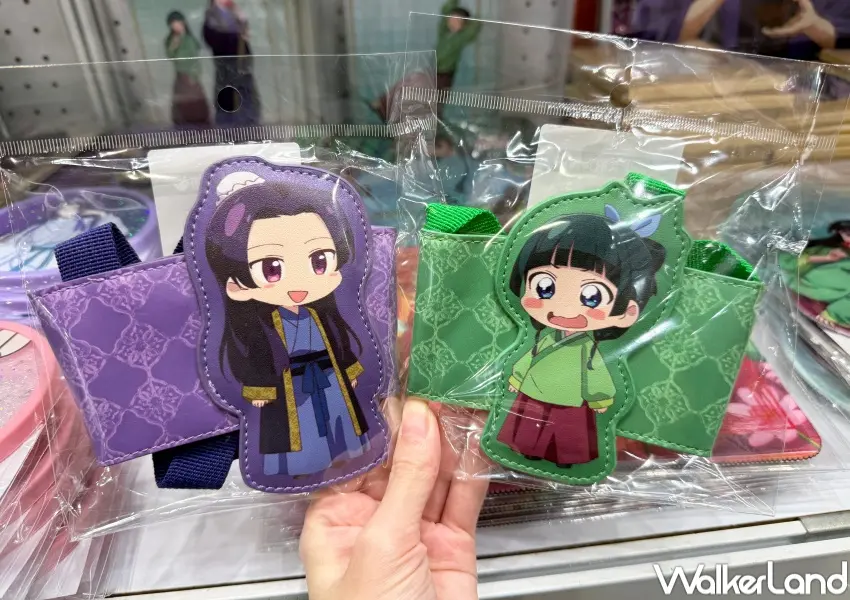 ▲2026台北動漫節迴歸線娛樂現場有藥師少女的獨語貓貓與壬氏飲料杯套、杯墊、壓克力立牌等周邊。(攝影：鄭亦庭)