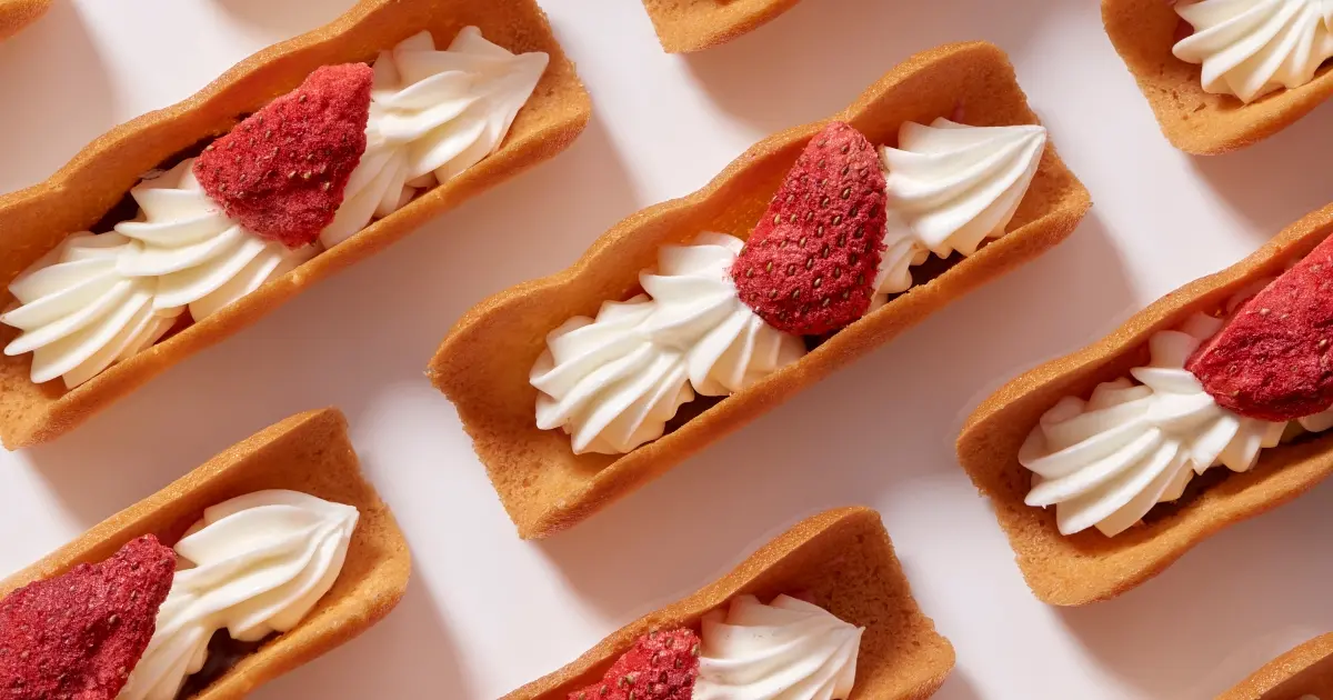 日本伴手禮挑選攻略！這4款甜點讓長輩也驚艷，台港送禮文化解密：美味與包裝的極致對決。