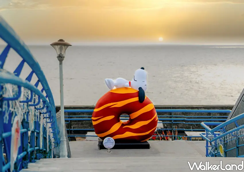 ▲枋寮漁港可以看見史努比自在地在甜甜圈上伸展身體，展現出最慵懶的渡假風格。