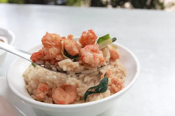 ▲台南美食百年老店推薦！矮仔成蝦仁飯火燒蝦淋上特製醬汁，推薦再加點半熟鴨蛋搭蛋液吃。