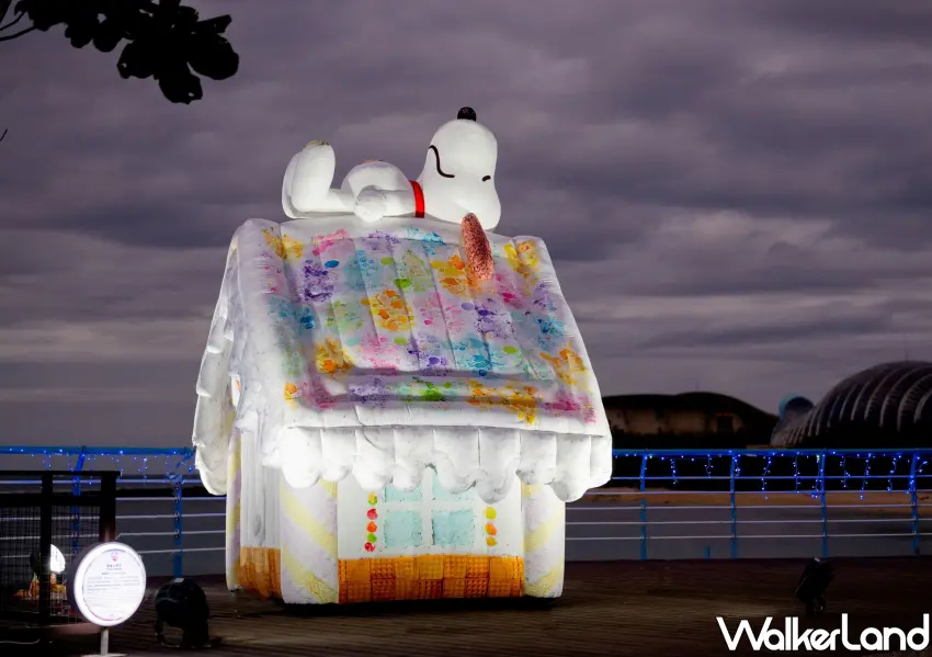 ▲屏東在後灣漁港有大型糖果點綴的史努比狗屋，夜間點燈邀你來過情人節。