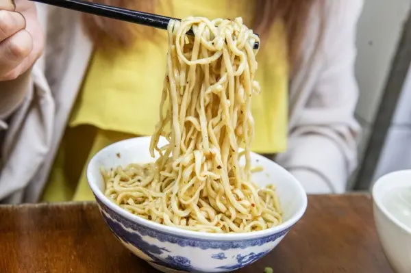 ▲台南美食老麵店推薦！小杜意麵營業超過70年，台南排隊宵夜吃起來。