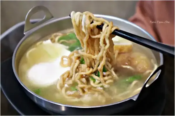 ▲台南美食老麵店推薦！李媽媽民族鍋燒老店每天熬煮的柴魚高湯清甜。