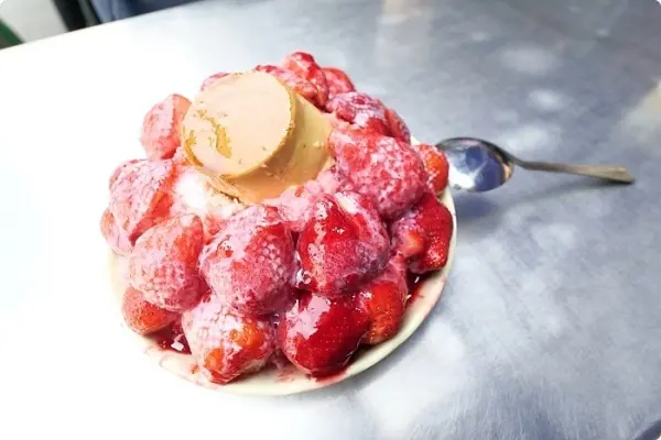 ▲台南冰店老字號推薦！冰鄉超浮誇草莓冰必點，加布丁、煉乳整份吃完超滿足。