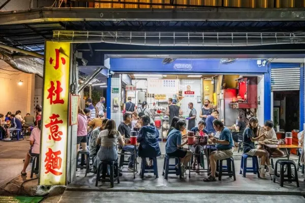 ▲台南美食老麵店推薦！小杜意麵營業超過70年，台南排隊宵夜吃起來。