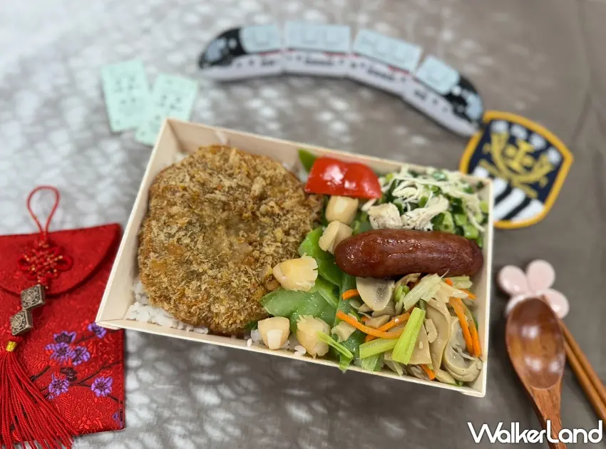 ▲便當內容物特寫,包含黃金炸豬排、蔥油雞絲、蒜味香腸、芥菜干貝及芹菜蘑菇,菜色豐富且色澤誘人。 圖/(臺鐵公司)提供;窩客島整理
