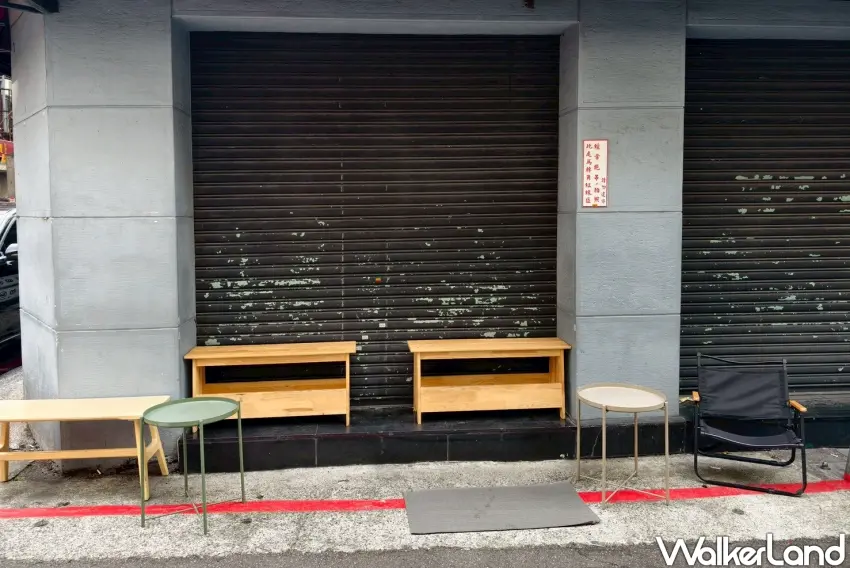 ▲「夏野豆行」以外帶為主,但對街仍設有簡單戶外座位。(攝影:楊婷雅)