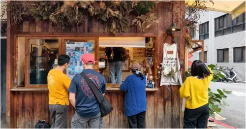 行天宮咖啡廳推薦！夏野豆行 街頭日系外帶咖啡吧，專業手沖咖啡與創意碎檸檬必喝。