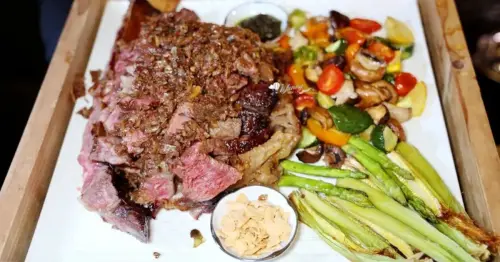 台北南港粵亮廣式料理，靚皮烤鴨戰斧牛桌邊秀，琉金龍湯海鮮鍋必吃。