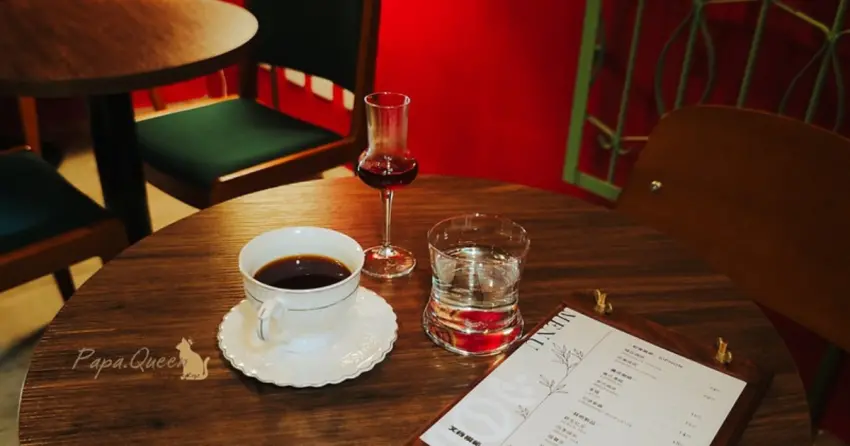 台中西區ATMOUFAN coffee虹吸專賣，紅色咖啡館品味醇厚。