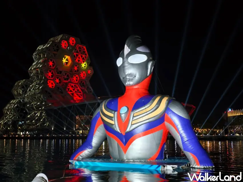 ▲大型「超人力霸王」水上氣膜矗立於愛河灣水面，結合港灣燈光與城市天際線，為高雄冬日遊樂園期間最大亮點。（美食好芃友提供）