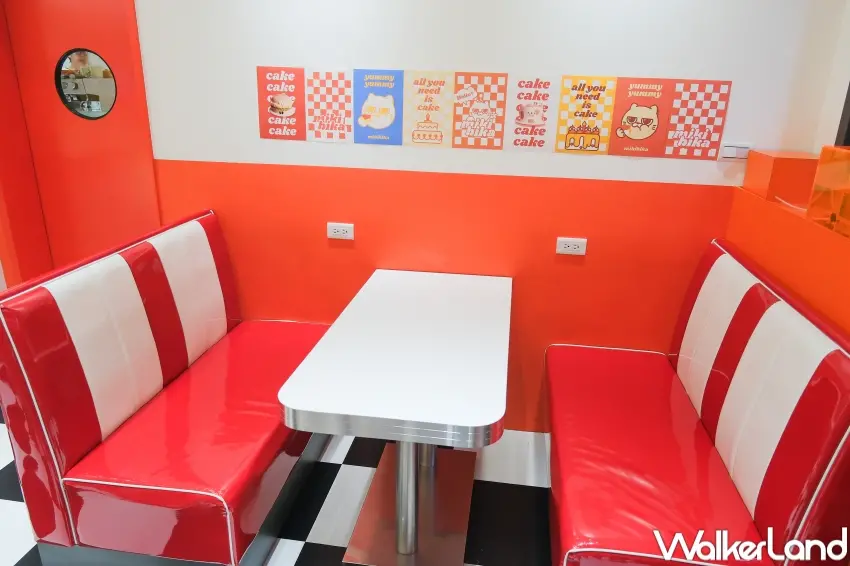 ▲mikibika 以紅白配色打造美式餐廳空間，搭配吧台與沙發座位，拍照氛圍感十足。（攝影：張人尹）