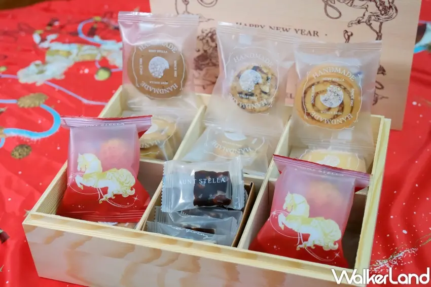 ▲Aunt Stella 詩特莉春舞禮盒亮相，木馬主題搭配多款餅乾，傳遞溫暖年節心意。