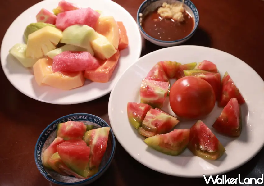 ▲台北少見的南部口味「薑汁番茄」，甜鹹交織的獨門醬汁讓人一吃上癮。(台北市市場處提供)