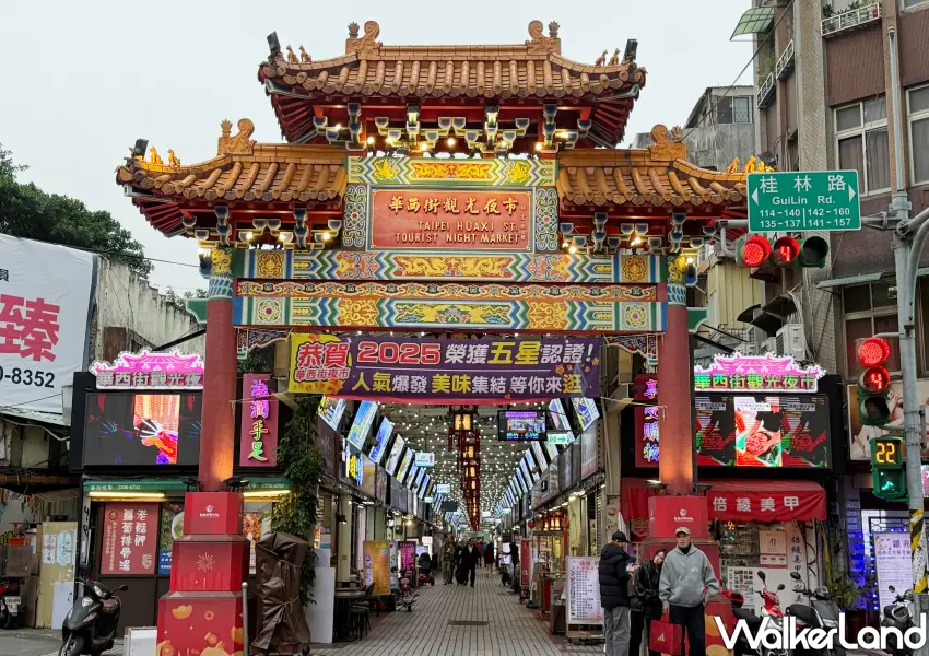 ▲華西街觀光夜市入口牌樓，有許多老字號美食等著大家探訪。(攝影：鄭雅之)