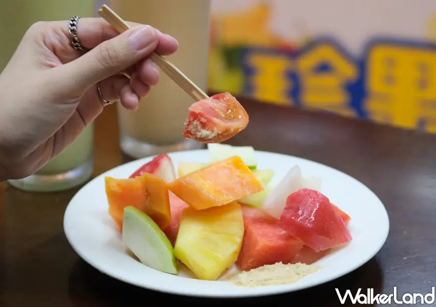 ▲招牌必吃綜合水果盤，內含 7 到 10 種當季新鮮水果，高品質鮮甜多汁。(攝影：鄭雅之)