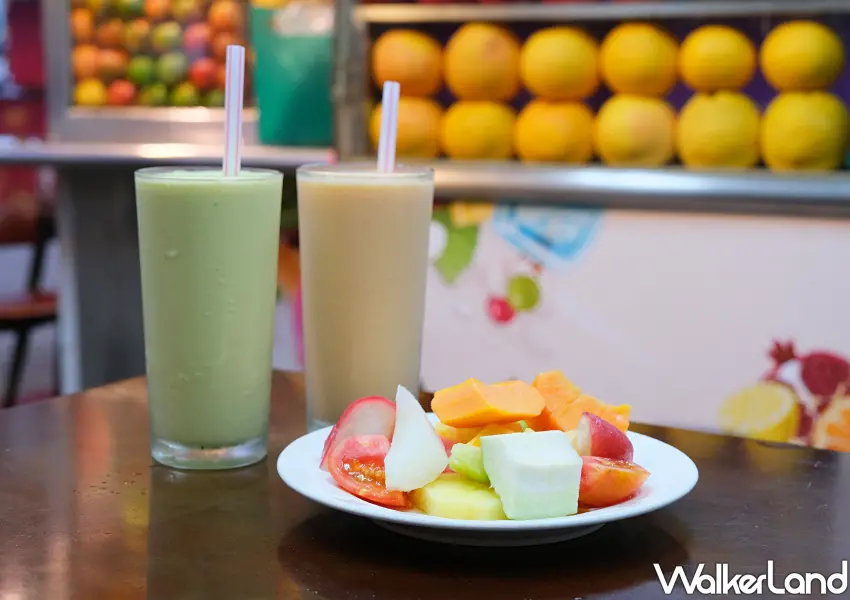 ▲必喝濃郁酪梨牛奶與木瓜牛奶，搭配現切季節綜合水果盤最對味。(攝影：鄭雅之)
