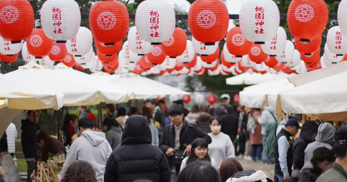 桃園日式市集！桃園神社紅白燈籠祭、御神籤DIY好運滾滾來，過年走春去。