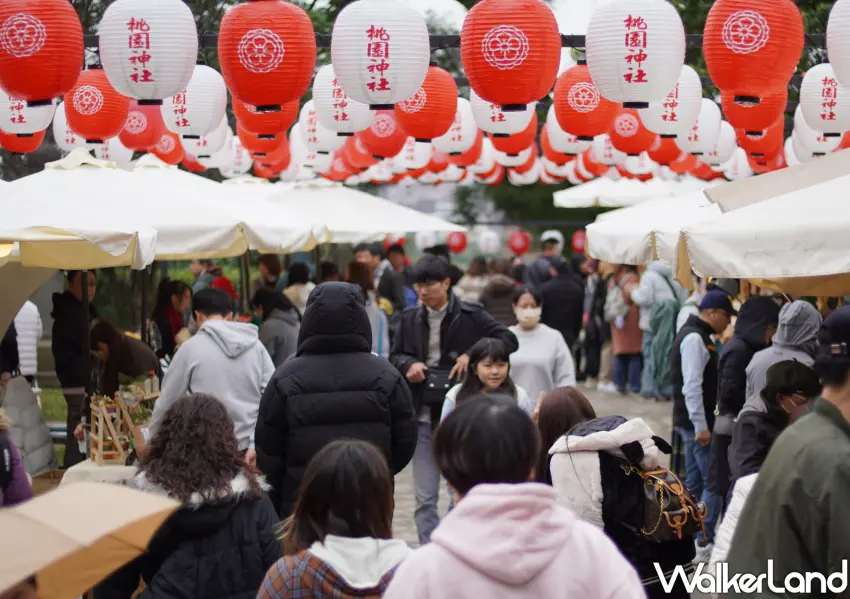 ▲參道兩側掛滿了喜氣的紅白燈籠，吸引許多遊客前來逛新春市集美食與享受走春樂趣。