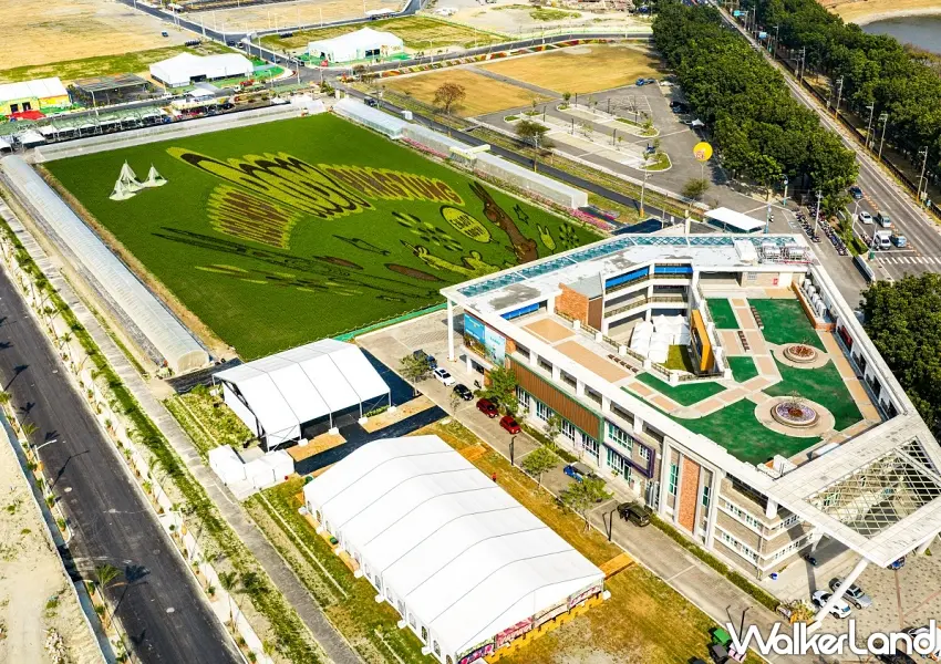 ▲2026屏東熱帶農業博覽會全景，展示遼闊的彩繪稻田與現代化展館。 圖／屏東縣政府提供；窩客島整理