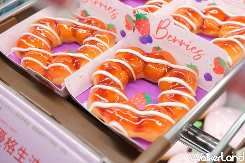 ▲Mister Donut 草莓甜甜圈搭配買5送1、買6送2優惠，草莓季同步回歸飲品與滿額活動。（攝影：張人尹）