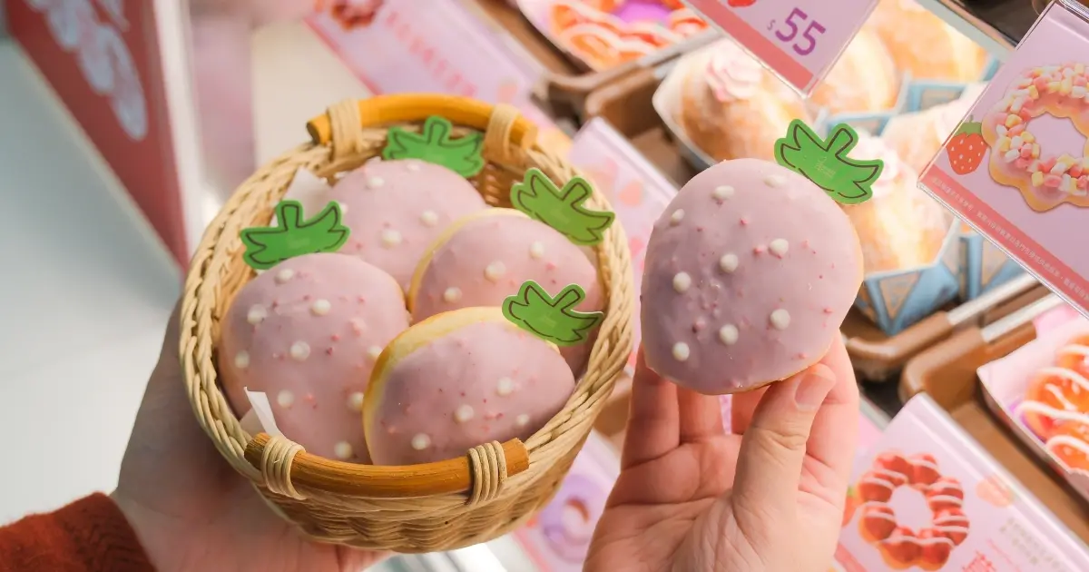 草莓甜甜圈買6送2！Mister Donut草莓季甜甜圈7款新品，草莓優格生波堤必吃。