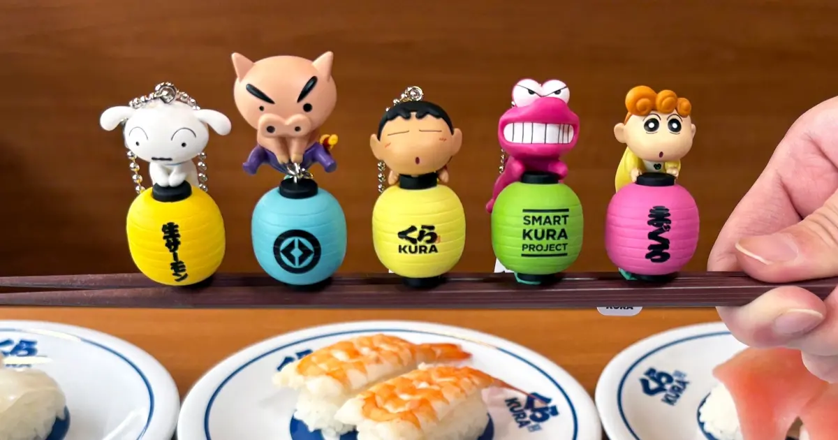 藏壽司蠟筆小新扭蛋！蠟筆小新13款扭蛋，蠟筆小新滿額贈 加價購不用拼手氣。