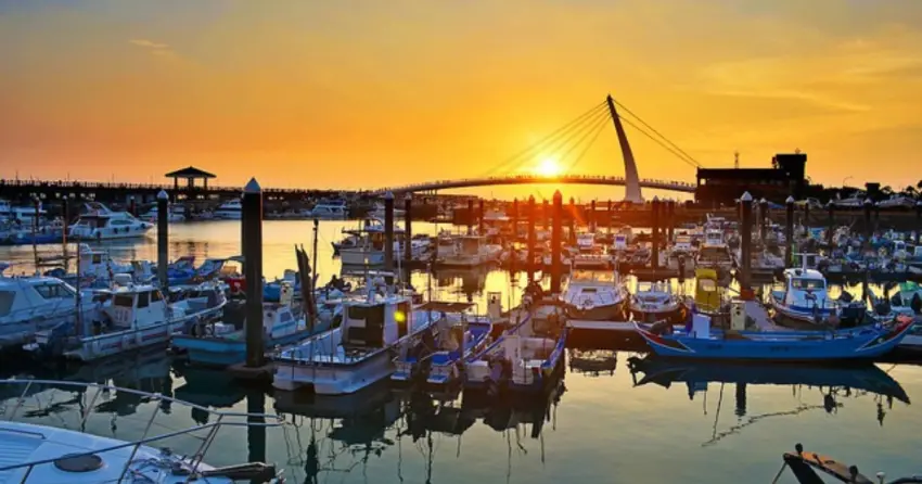 ▲漁人碼頭一天最迷人的時刻不容錯過！這裡不僅是情侶漫步的絕佳去處，更是親子吹海風、看船艇的最美背景。（部落客：Go 愛。旅行）