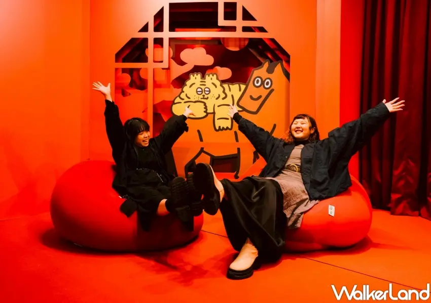 ▲台中金典綠園道春節特展！尾端設置100公分的懶骨頭，讓你可以坐下來慢慢欣賞。