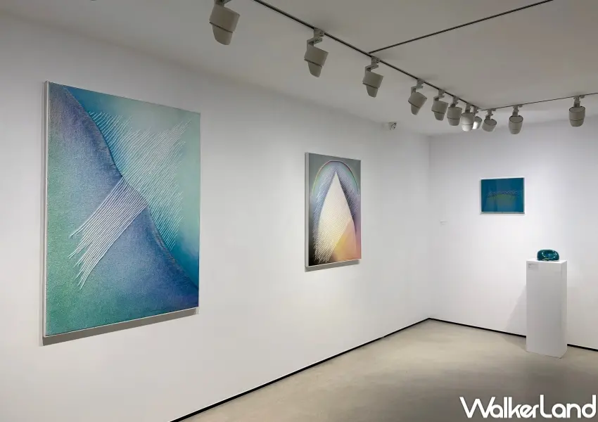 ▲台北免費展覽推薦！前川強藍色系作品展區，不同於前期風格。(攝影：鄭亦庭)