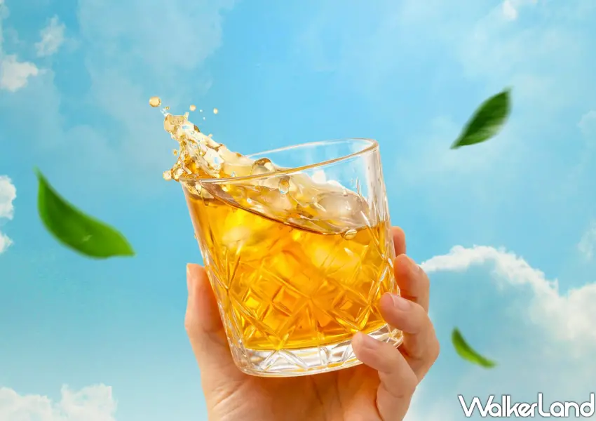 ▲沁涼入心的四季春茶王，茶湯清亮且帶有淡雅花香，現在參加發票抽獎就有機會一整年免費喝。