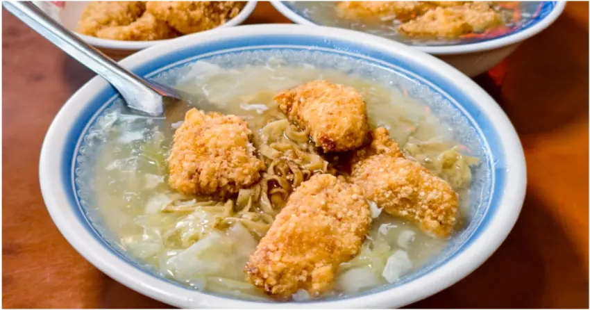 30年老字號高雄小港美食！三伯仔土魠魚羹 現炸魚塊厚切酥脆、羹湯清爽不膩。