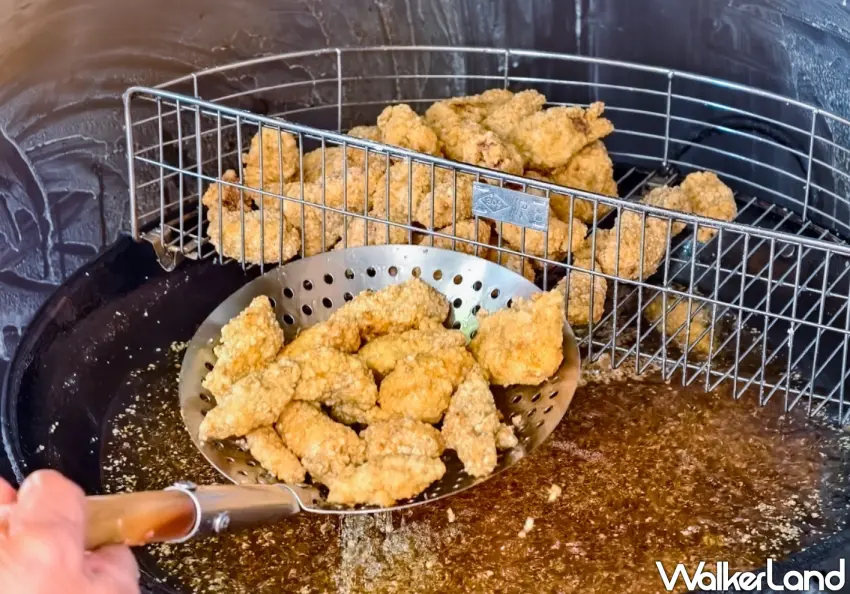 ▲「三伯仔土魠魚羹」老闆親自現炸土魠魚,魚塊份量大又厚實。(美食好芃友提供)