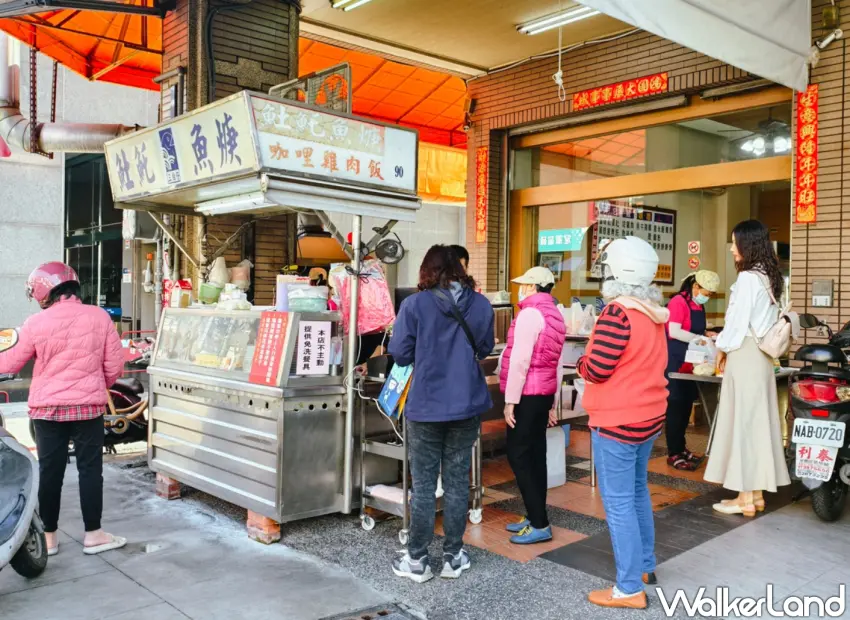 ▲「三伯仔土魠魚羹」營業時間一到便吸引排隊人潮。(美食好芃友提供)