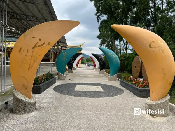 ▲桃園走春招財景點推薦！大溪迎富送窮廟內的巨型五色筊杯打卡點必拍。