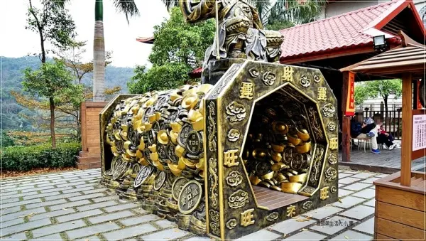 ▲桃園走春招財景點推薦！蘆竹海福宮金光閃閃的財寶金隧道，可以走進去祈福招財。
