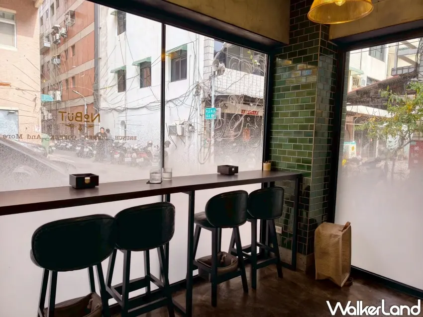 ▲ 「NOBUT CAFE」座位以高腳椅為主，獨自用餐也很自在。（攝影：楊婷雅）
