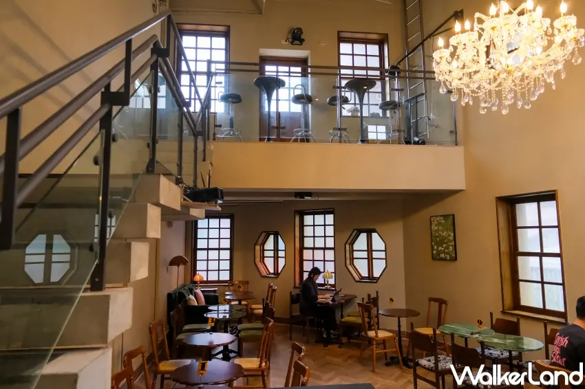 ▲青雲Misty保留復古木窗與挑高水晶吊燈老宅細節（攝影：張人尹）