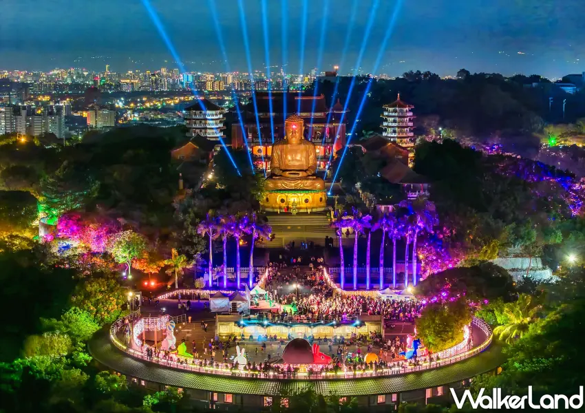 ▲2026彰化月影燈季從高空俯瞰大佛與城市夜景，燈光與藍色射線交織出壯麗景觀。