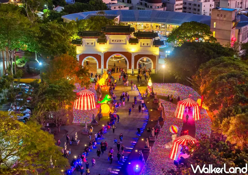 ▲彰化月影燈季牌樓下的步道變身繽紛嘉年華，紅白馬戲團帳篷搭配燈海超熱鬧。