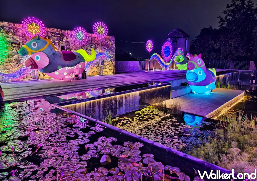 ▲彰化月影燈季有彩色 Rody 燈飾在水池畔一字排開，水面倒影營造出浪漫童話感。
